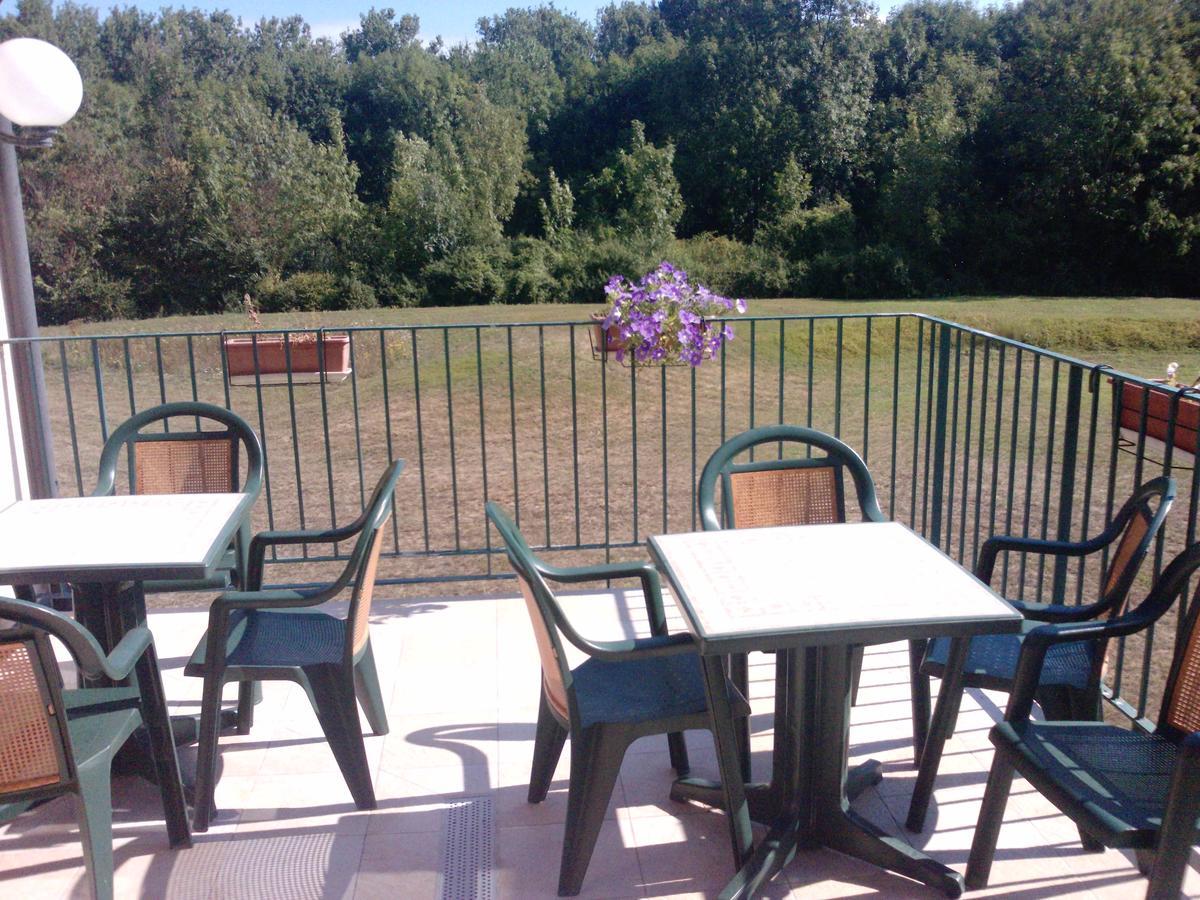 Logis Hotel Restaurant De L'Abbaye Ferrieres-en-Gatinais Dış mekan fotoğraf