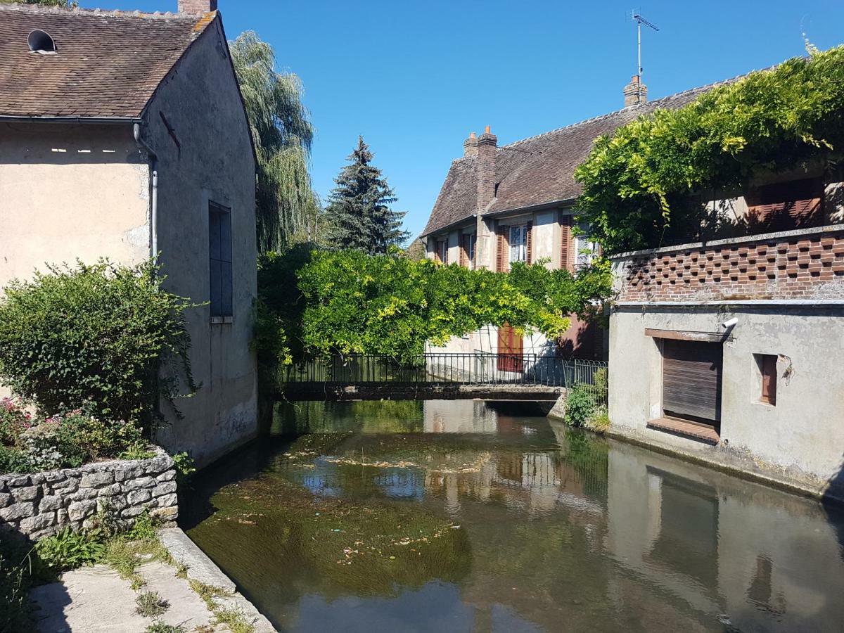 Logis Hotel Restaurant De L'Abbaye Ferrieres-en-Gatinais Dış mekan fotoğraf